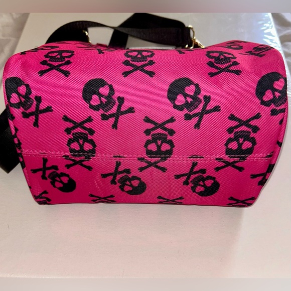 NWOT Betsey Johnson Pink Skull and Crossbones Print Women's Lunch Tote - Picture 2 of 7